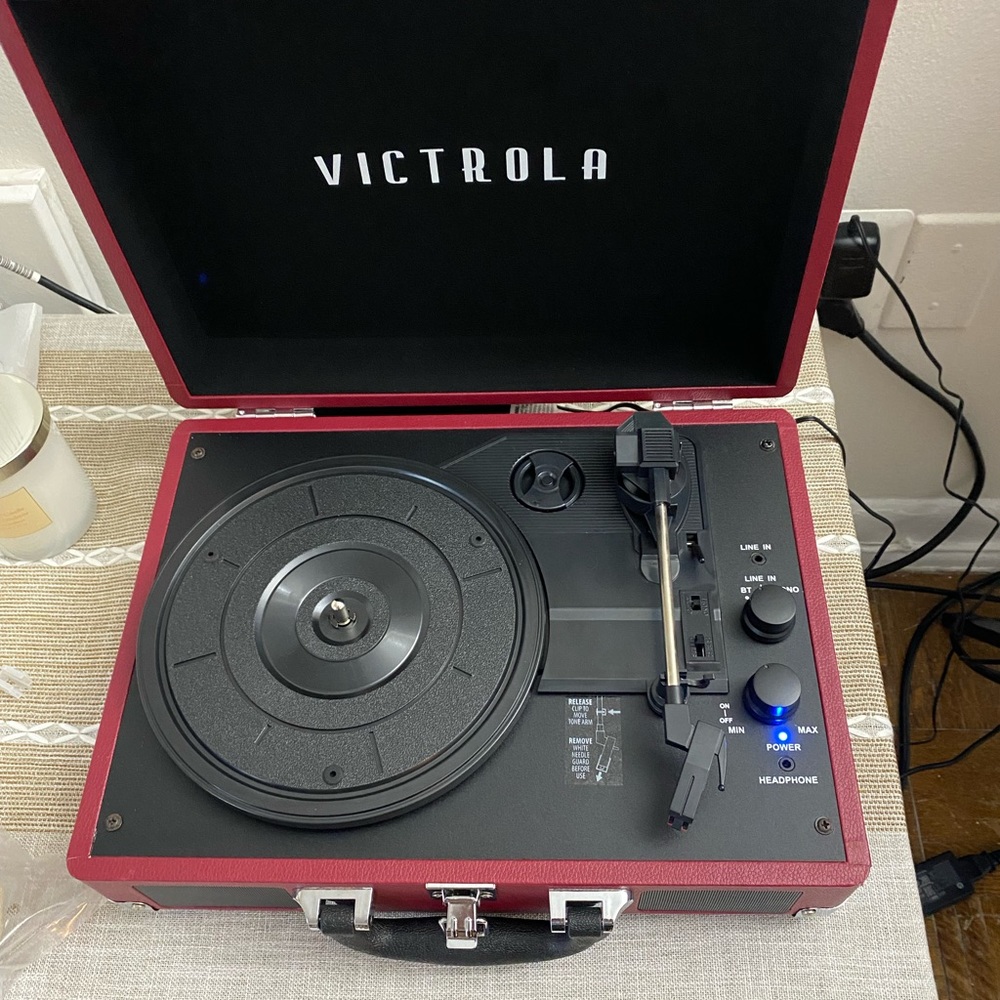 Victrola Portable Suitcase Record Player / Turntable - Vintage style